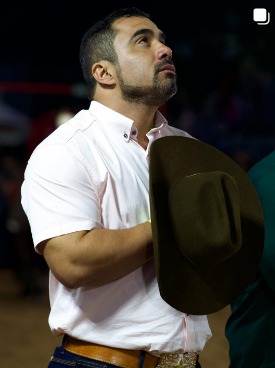 Ulisses do Rodeio com o chapéu nas mãos em arena de rodeio